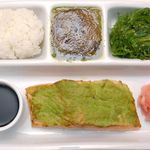 North Atlantic wild salmon coated with wasabi paste and served with soy sauce and pickled ginger. The entrÃ©e is accompanied by sides of imported sushi rice and seaweed salad. Dessert is caramelized green tea crÃ¨me brulee.